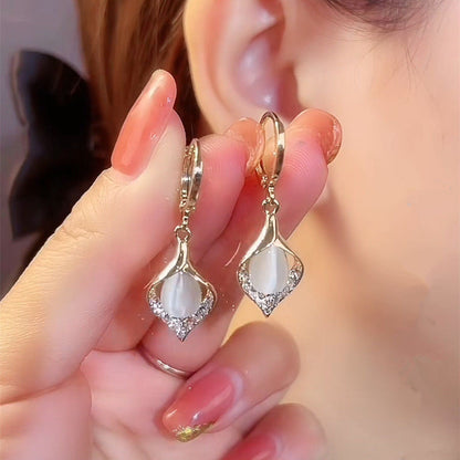 Nuevos pendientes de piedra ojo de gato con detalles de diamantes