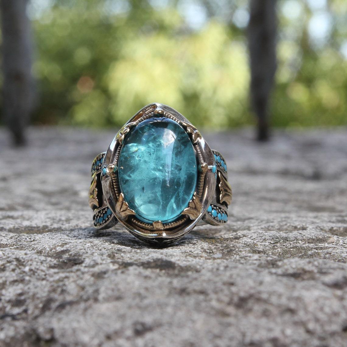 Anillo de piedra preciosa azul tallada en dos opciones de color