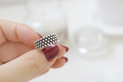 Anillo abierto vintage de lunares, diseño con cuentas