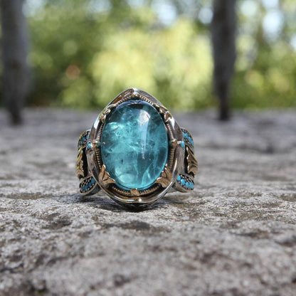 Anillo de piedra preciosa azul tallada en dos opciones de color